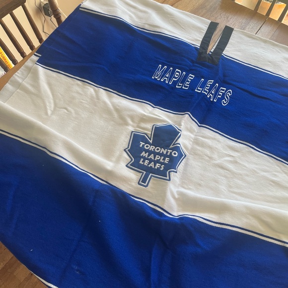 Toronto maple leaf poncho from Mexico - Picture 1 of 2